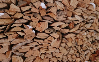 Brennholz, gespalten, gestapelt