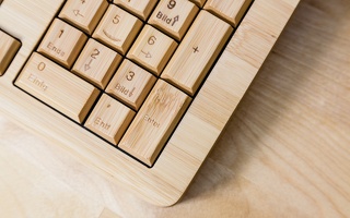 Nahaufnahme einer Tastatur aus Bambus